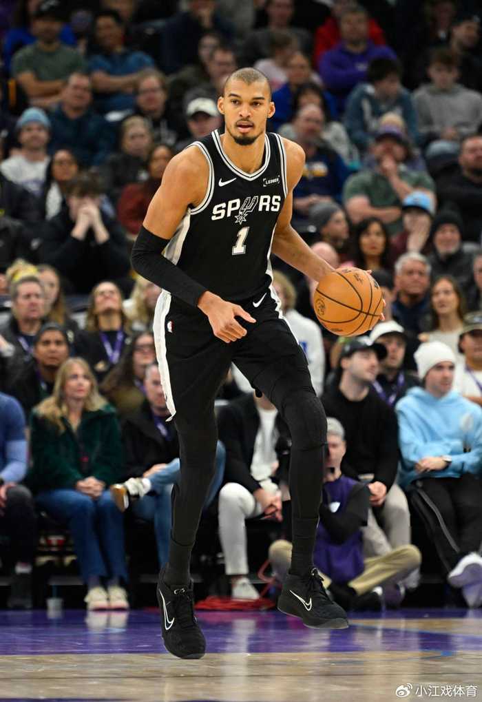 文班亚马狂砍26分13板3助4帽！上演逆天抓帽 光头造型3胜1负