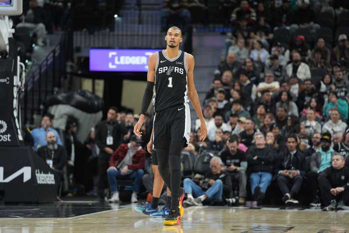 解说：马刺是真不落后不会打球 进攻端你那么大空位投不进