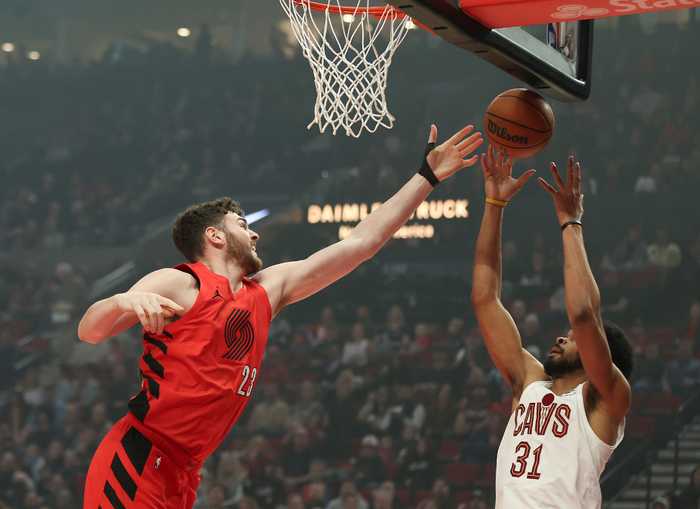 阿伦生涯之夜！29分钟轰40+17连刷新高 完爆克林根骑士官方晒海报