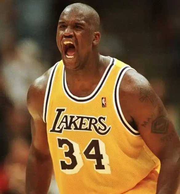 巅峰期的奥尼尔被誉为灵活死胖子，不仅有力量，而且还灵活