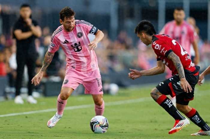 梅西腿筋拉伤将缺席两周