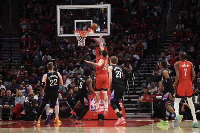 一边倒！火箭领先21分打崩鱼腩：小史密斯爆发，杜兰特9助攻