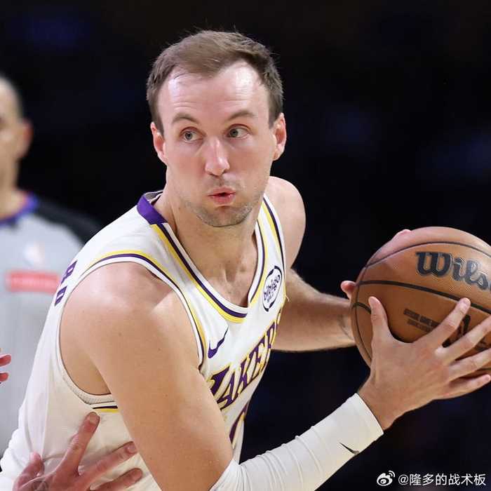 雷迪克盛赞肯纳德团队得分心态，称其高球商善用头脑