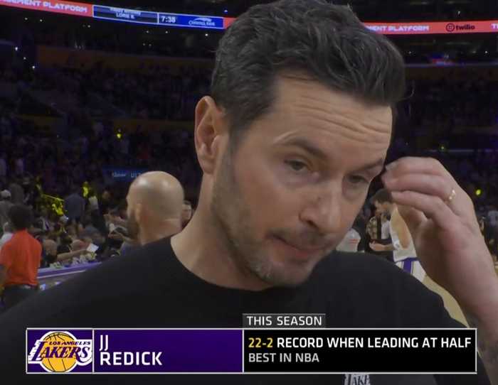 雷迪克称卢卡定基调，里夫斯老詹分享球出色，湖人退防稳固