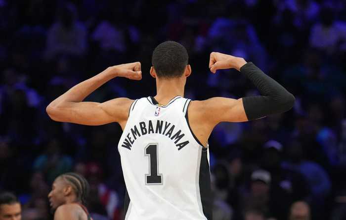 文班亚马10分8板4助3断6帽！两节半打卡太恐怖 大秀360度背扣