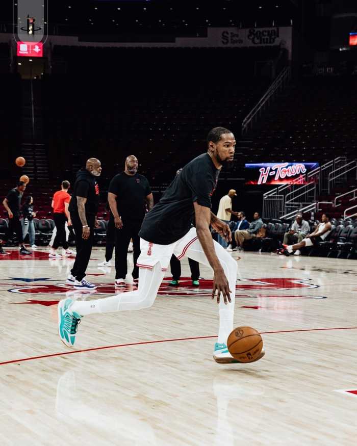 18中8！杜兰特20+8+5致胜一击：末节率队轰15-0逆转取胜