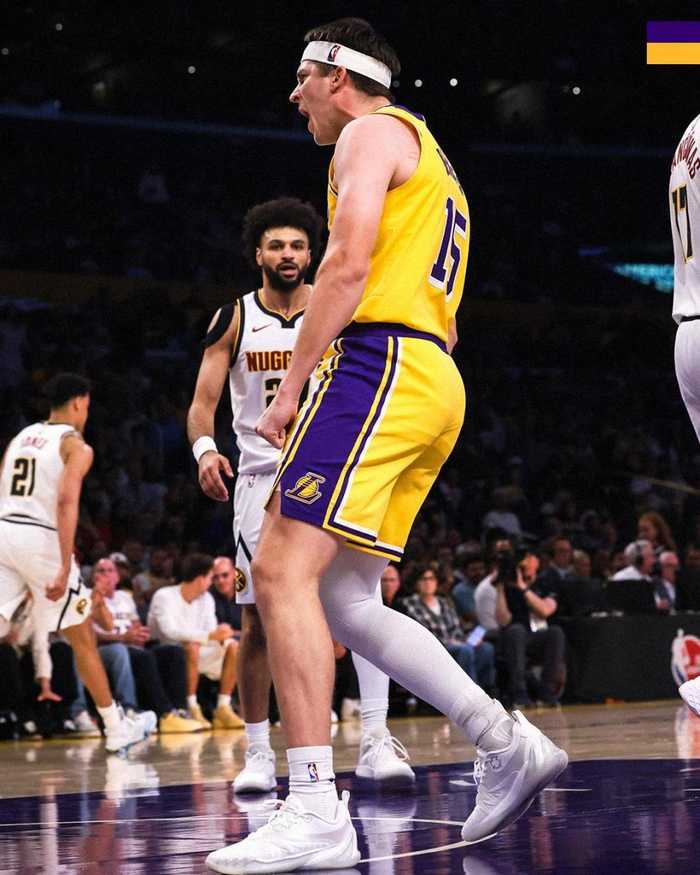 功臣！湖人社媒分享里夫斯最后时刻命中关键2分的庆祝瞬间