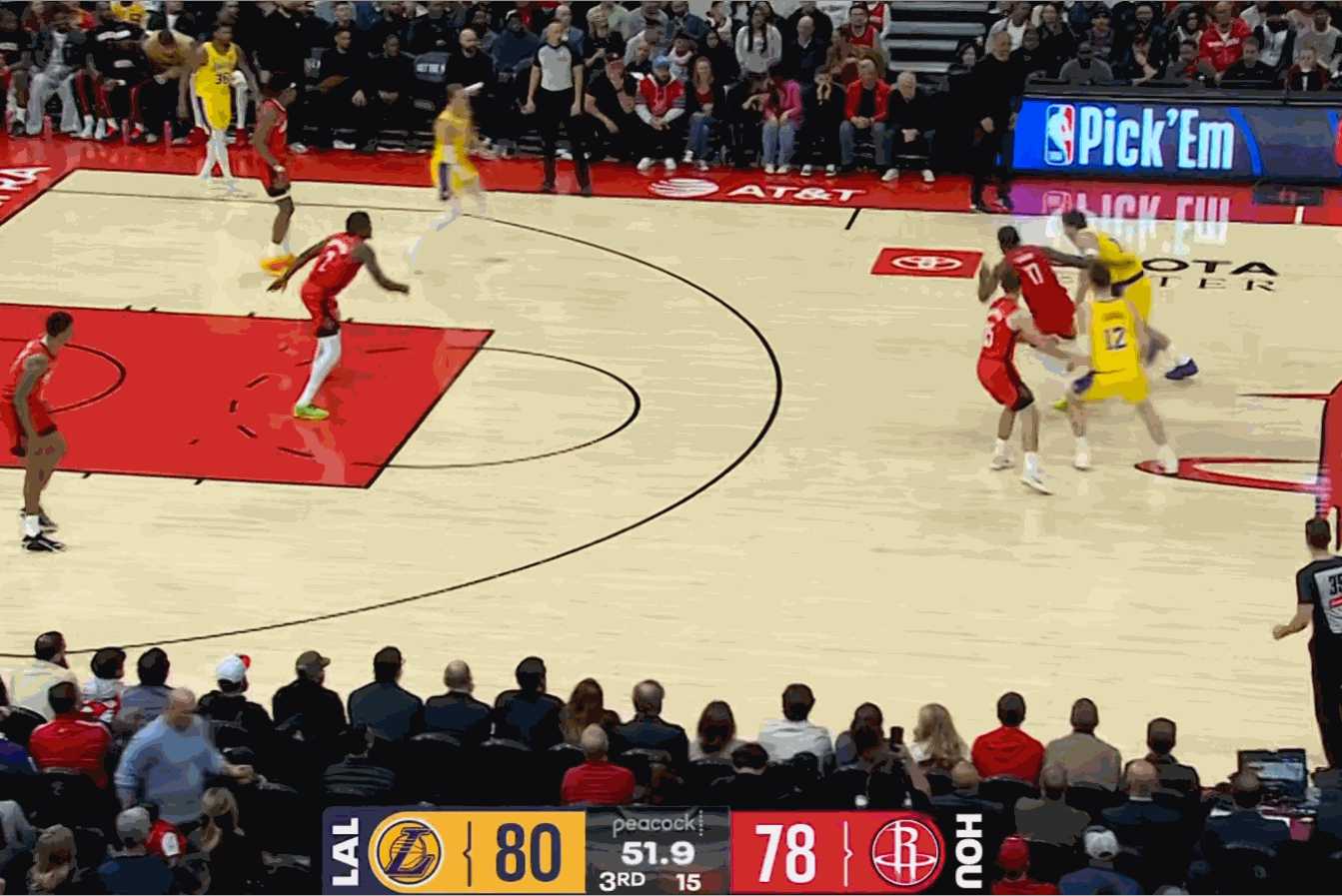 东契奇三分命中后倒地申诉犯规