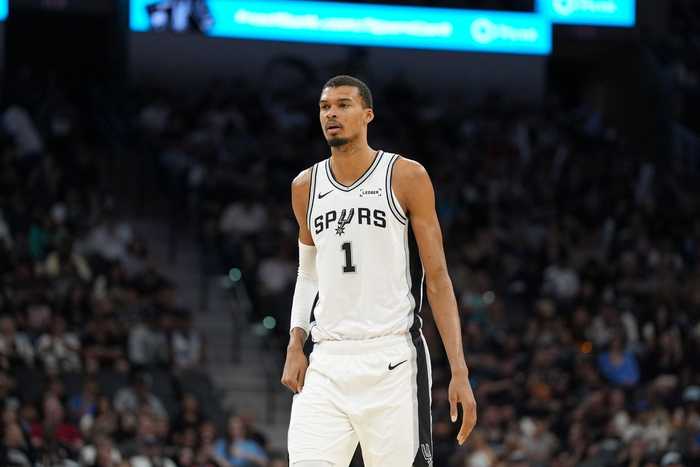 卢：文班2米29能做到后卫能做的大部分事情 这就会让你非常难办